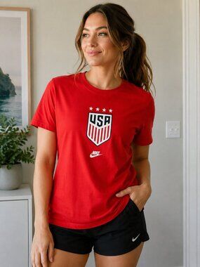 Nike Team USA Soccer Crest T-Shirt Women's Medium Red NWT 100% Cotton